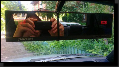 Автомобильное зеркало со встроенными часами